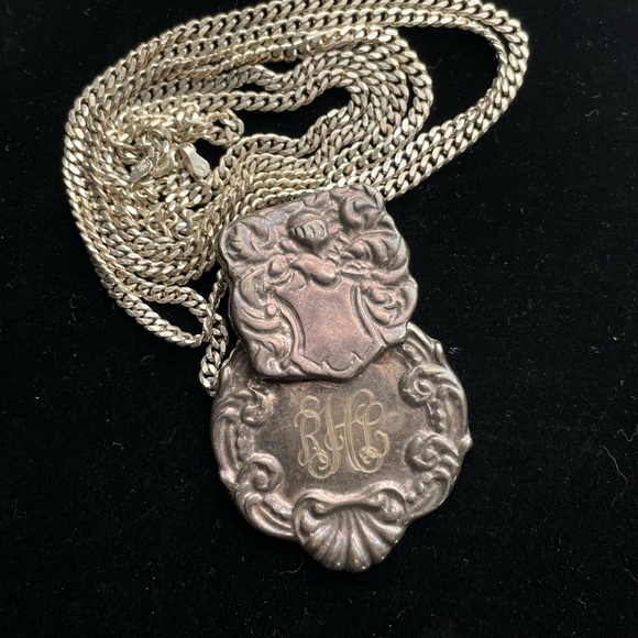 Vintage sterling Silver Knight Medallion necklace luggage Tag - Picture 3 of 16